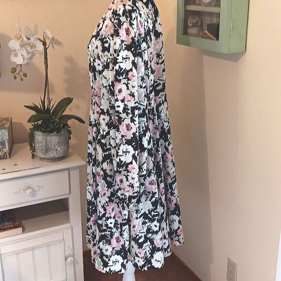 Torrid Black and Pink Floral Blouse . Garden Girl. Wedding Guest. Sunday Brunch - Picture 7 of 16